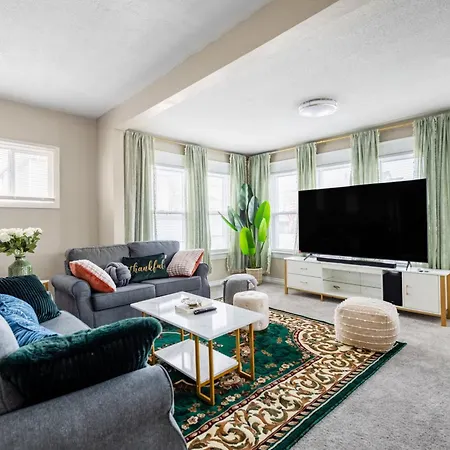Newly Designed: Prime Spot, Amenities, 10 Parking! Villa